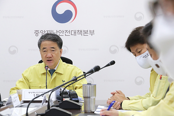 중대본 회의 주재하는 박능후 장관